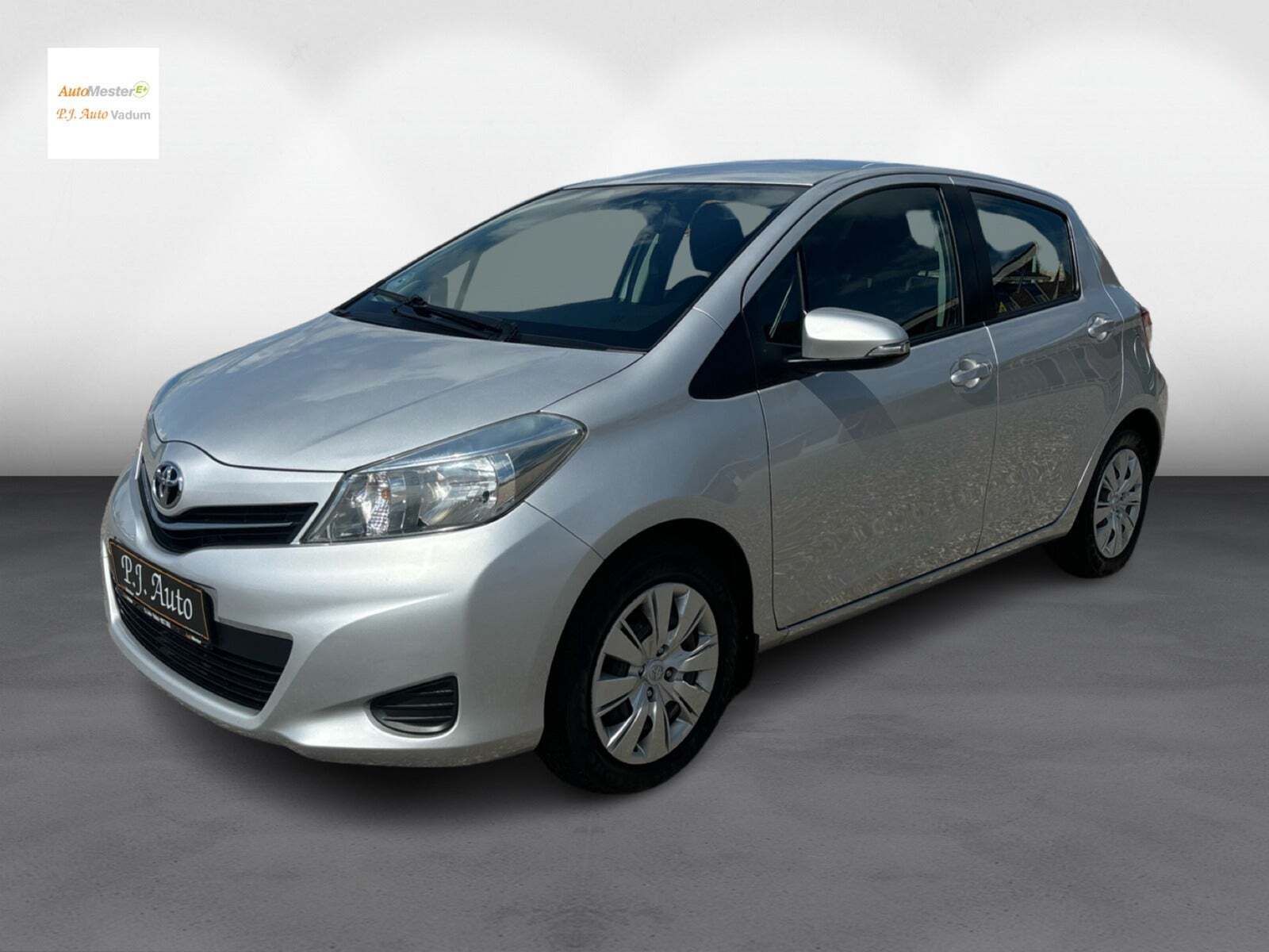 Sølv Toyota Yaris fra 2011 set udefra