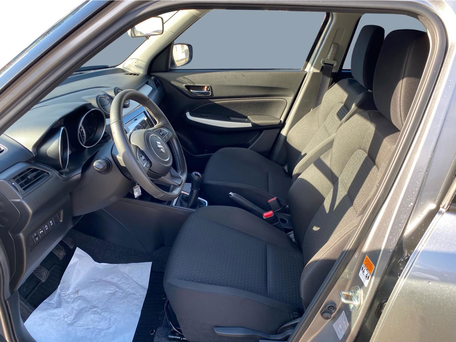 Sølv Suzuki Swift fra 2023