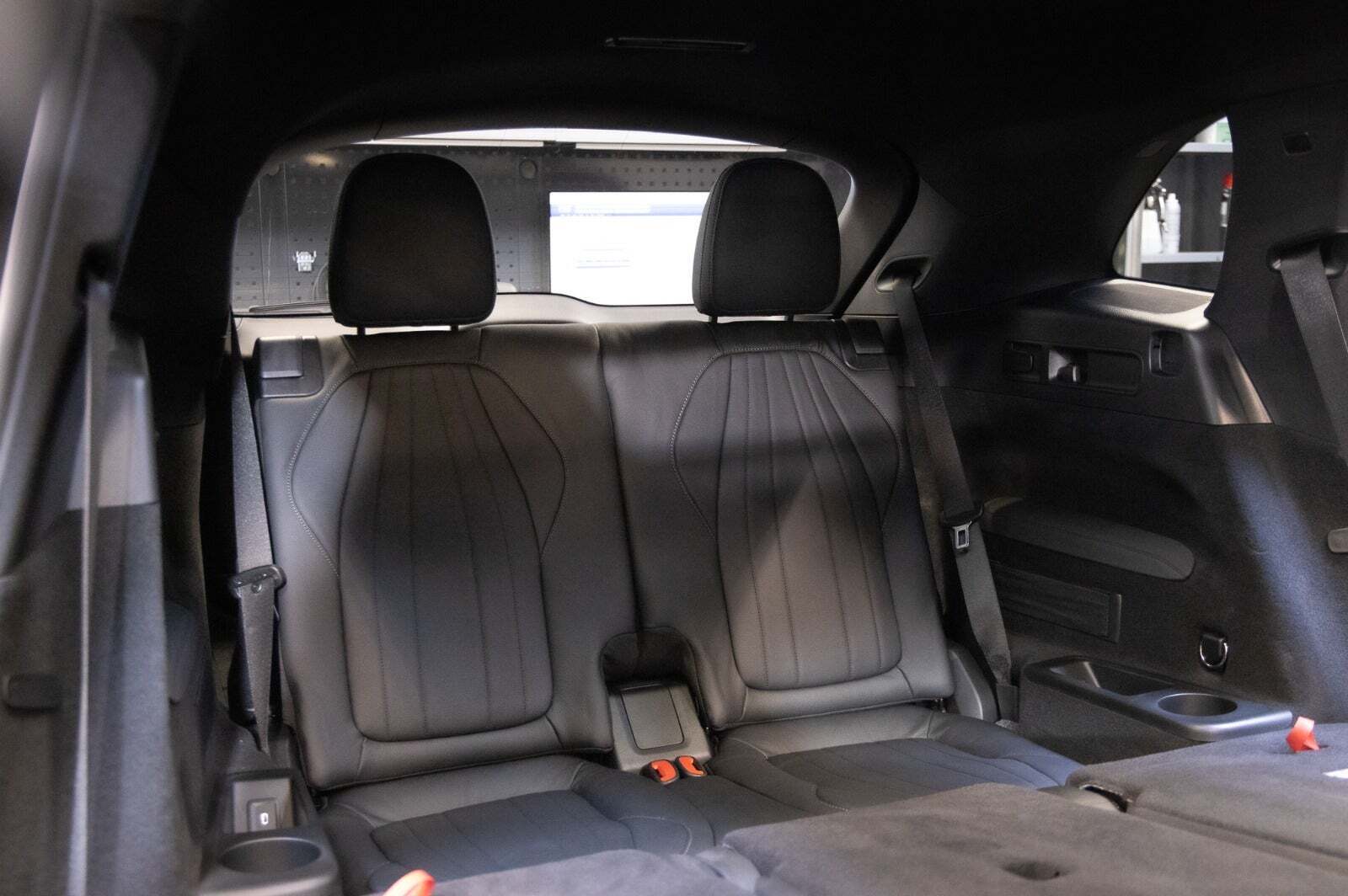 Sort Mercedes EQS450+ SUV fra 2024