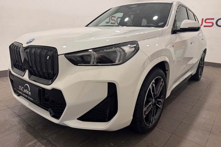 Hvid BMW iX1 fra 2024 set udefra