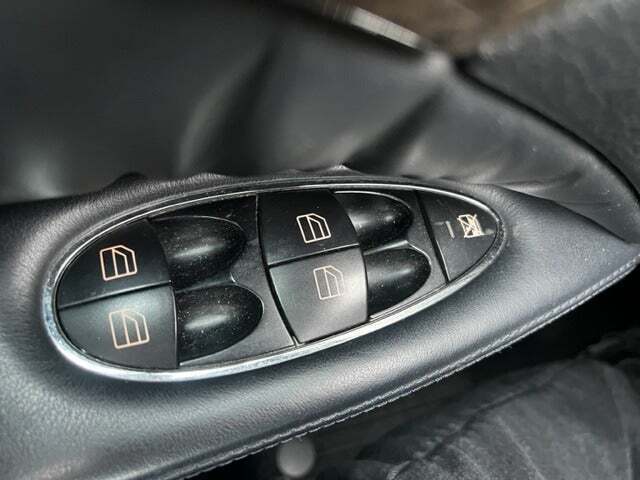 Sølv Mercedes E500 fra 2007 set indefra