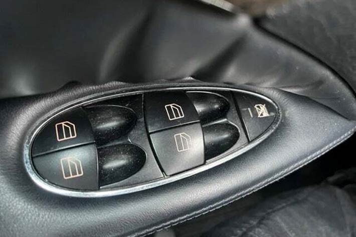 Sølv Mercedes E500 fra 2007 set indefra