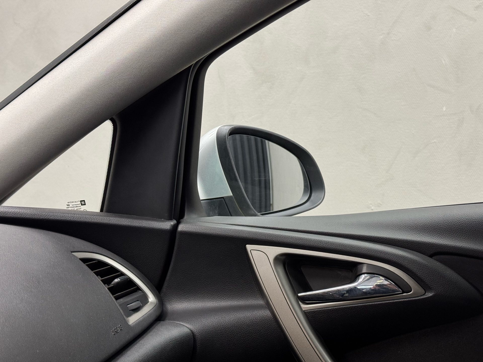 Grå Opel Astra fra 2013