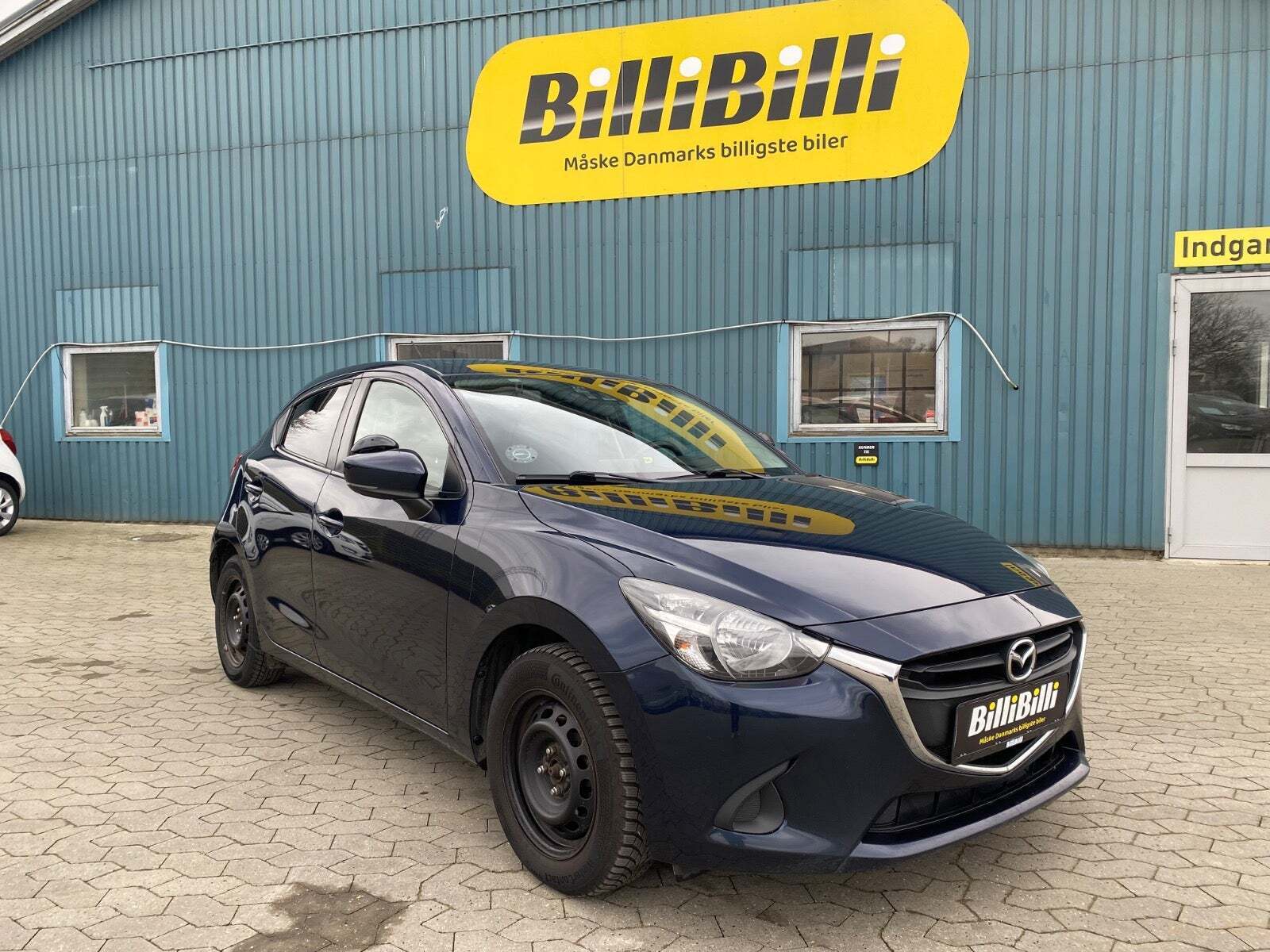 Blå Mazda 2 fra 2018 set udefra