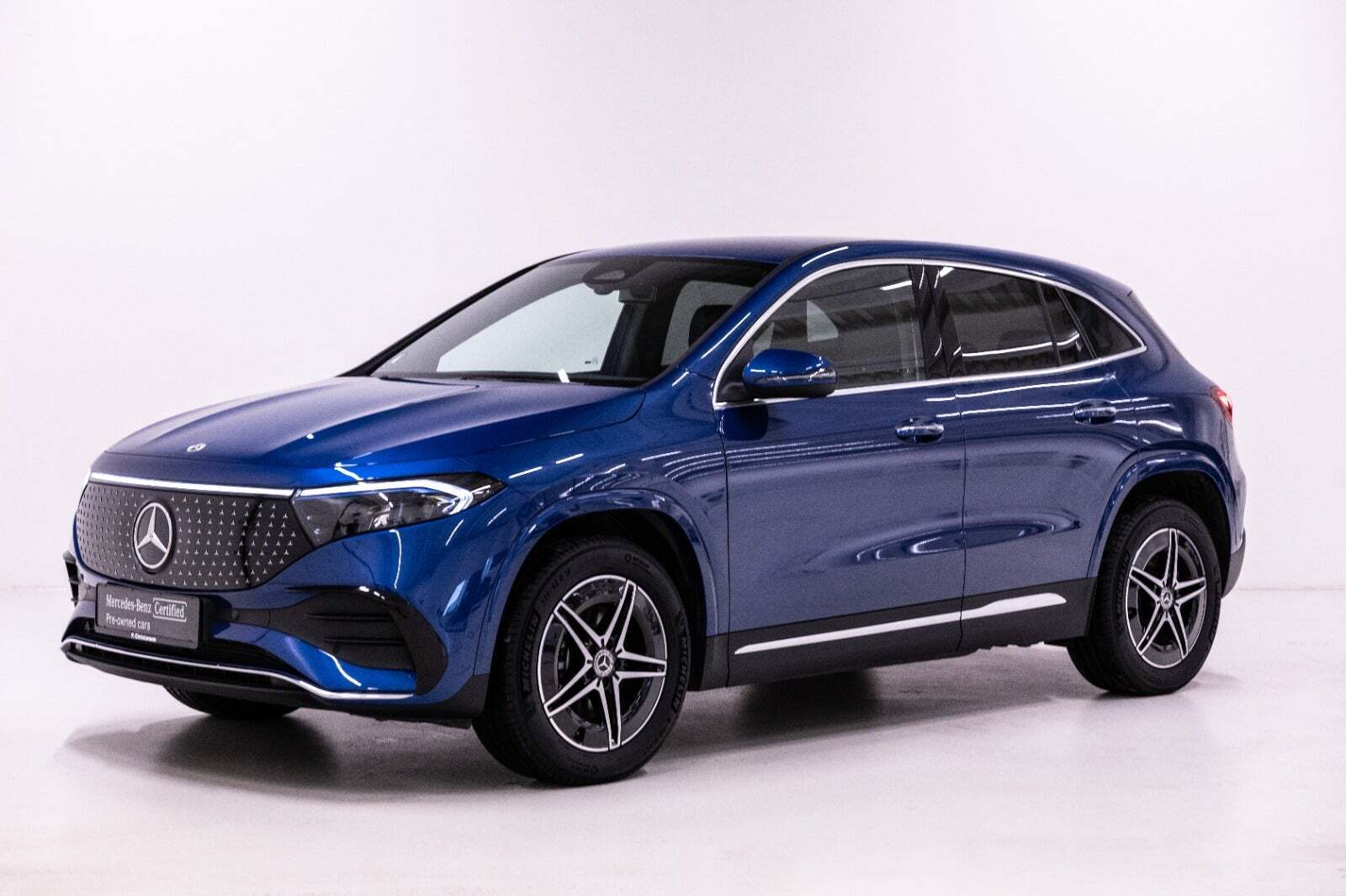 Blå Mercedes EQA250+ fra 2024