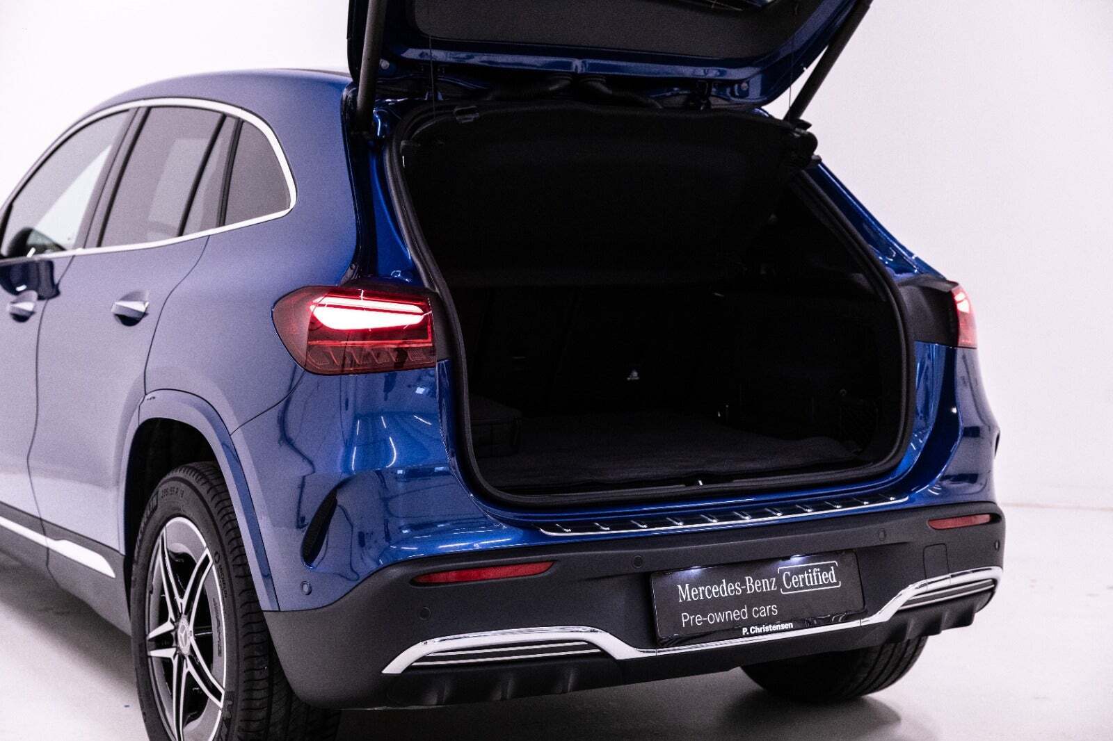 Blå Mercedes EQA250+ fra 2024