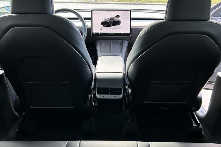 Sort Tesla Model Y fra 2022