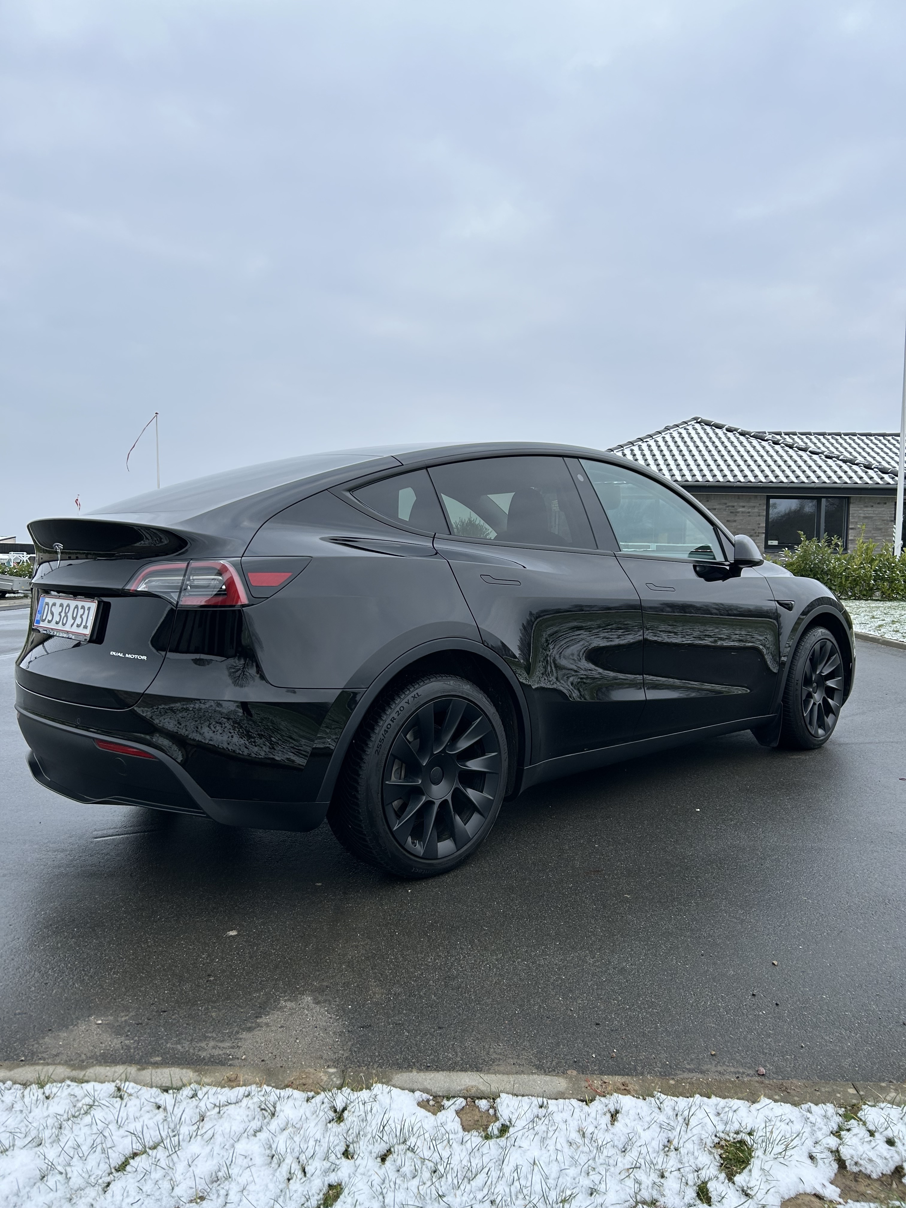 Sort Tesla Model Y fra 2022