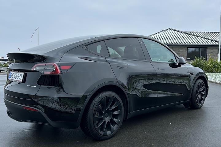 Sort Tesla Model Y fra 2022