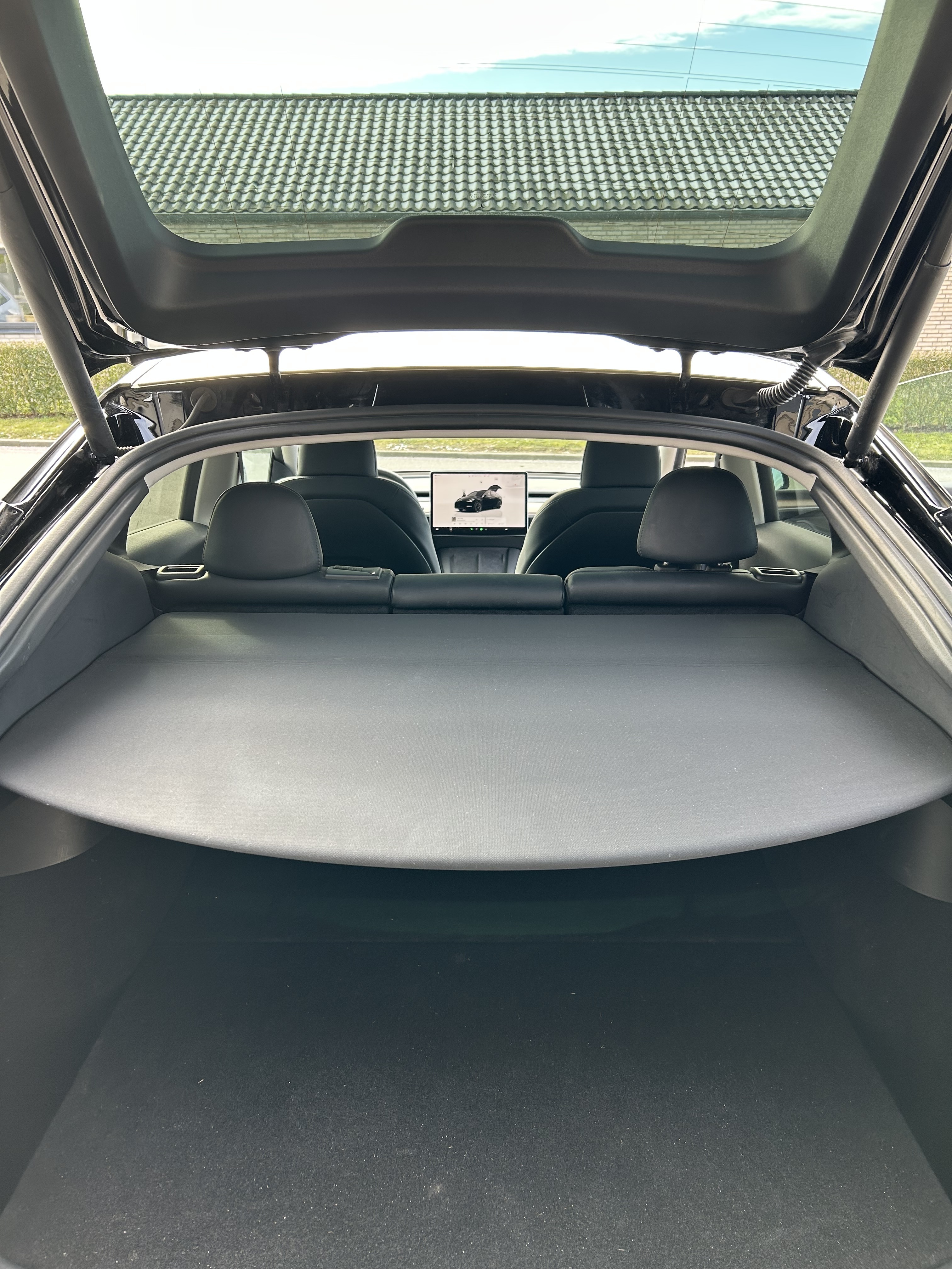 Sort Tesla Model Y fra 2022