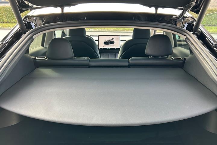 Sort Tesla Model Y fra 2022