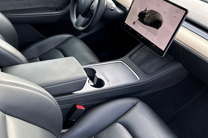 Sort Tesla Model Y fra 2022