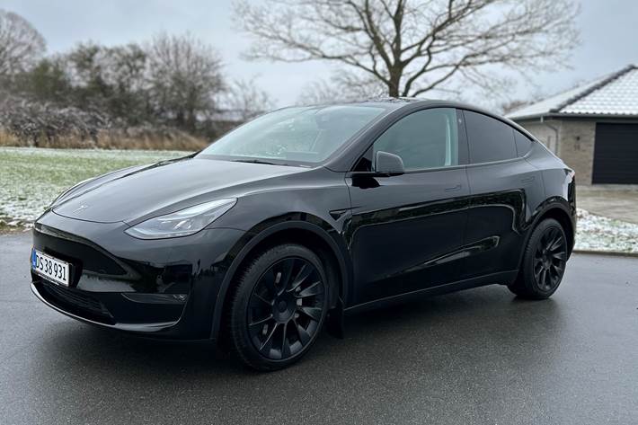 Sort Tesla Model Y fra 2022