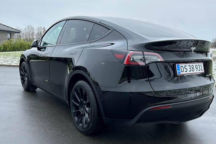 Sort Tesla Model Y fra 2022