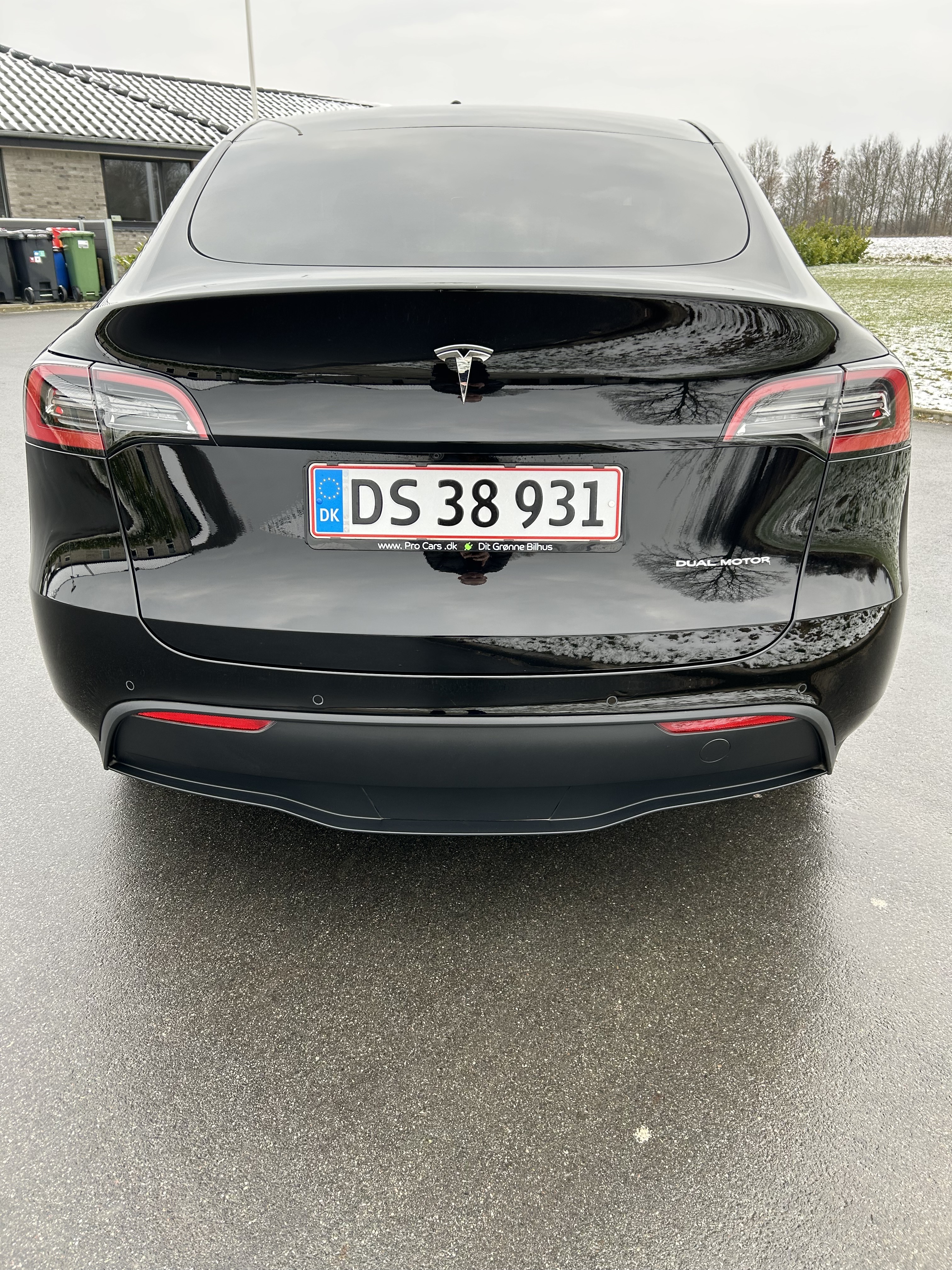 Sort Tesla Model Y fra 2022