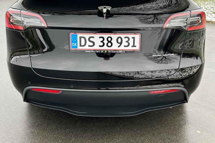 Sort Tesla Model Y fra 2022