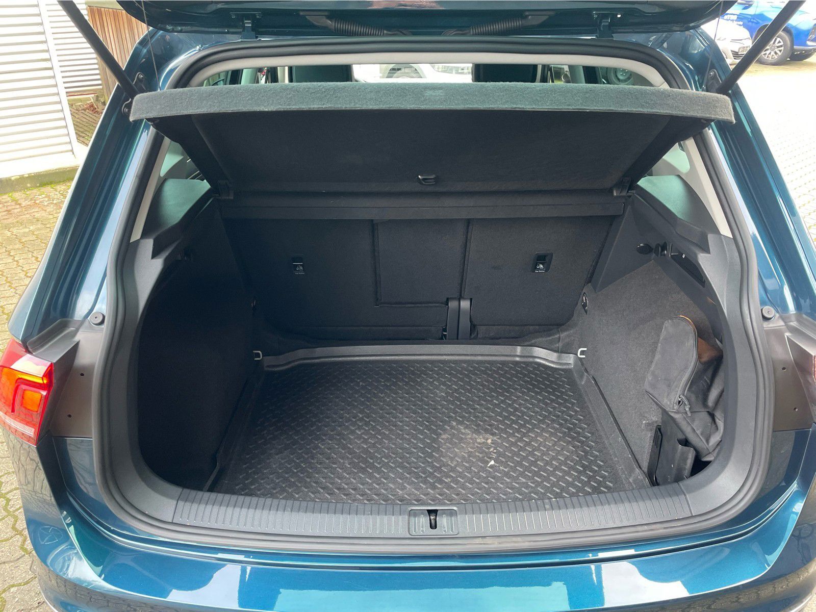 Blå VW Tiguan fra 2022