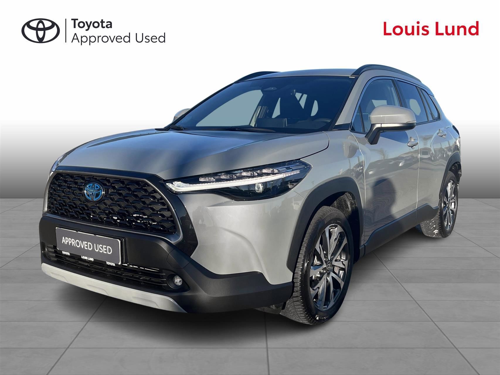 Grå Toyota Corolla Cross fra 2024 set udefra