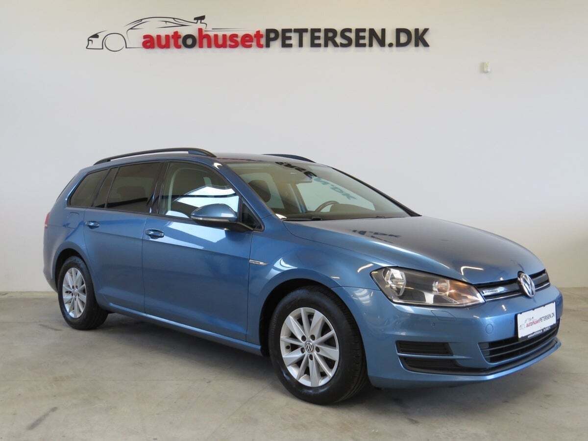 Blå VW Golf VII fra 2015 set udefra