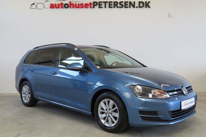 Blå VW Golf VII fra 2015 set udefra