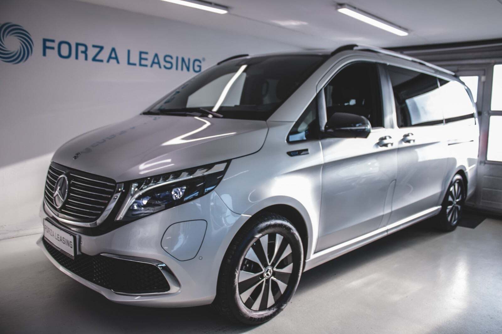 Sølv Mercedes EQV300 fra 2020 set udefra