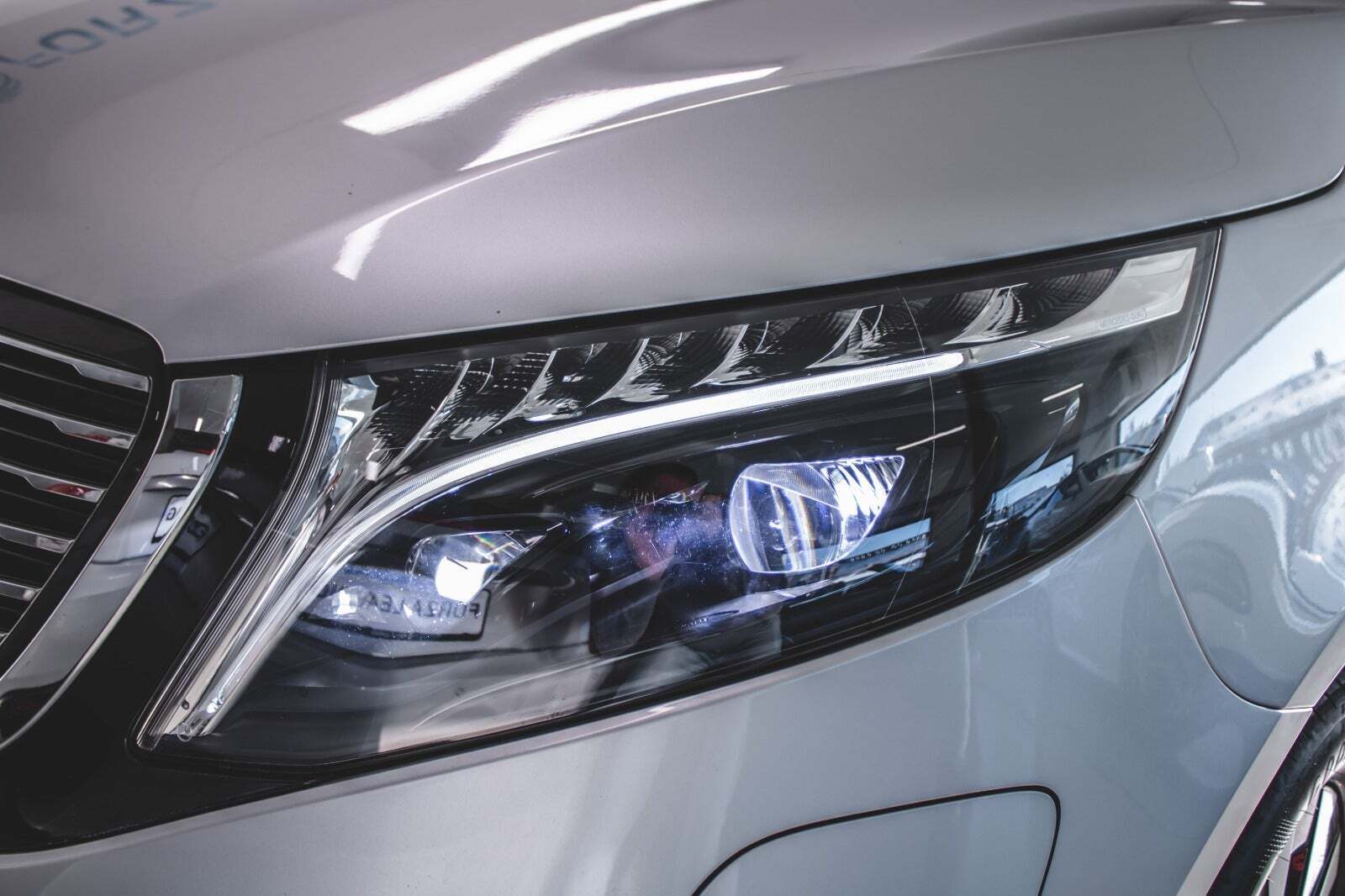 Sølv Mercedes EQV300 fra 2020 set udefra