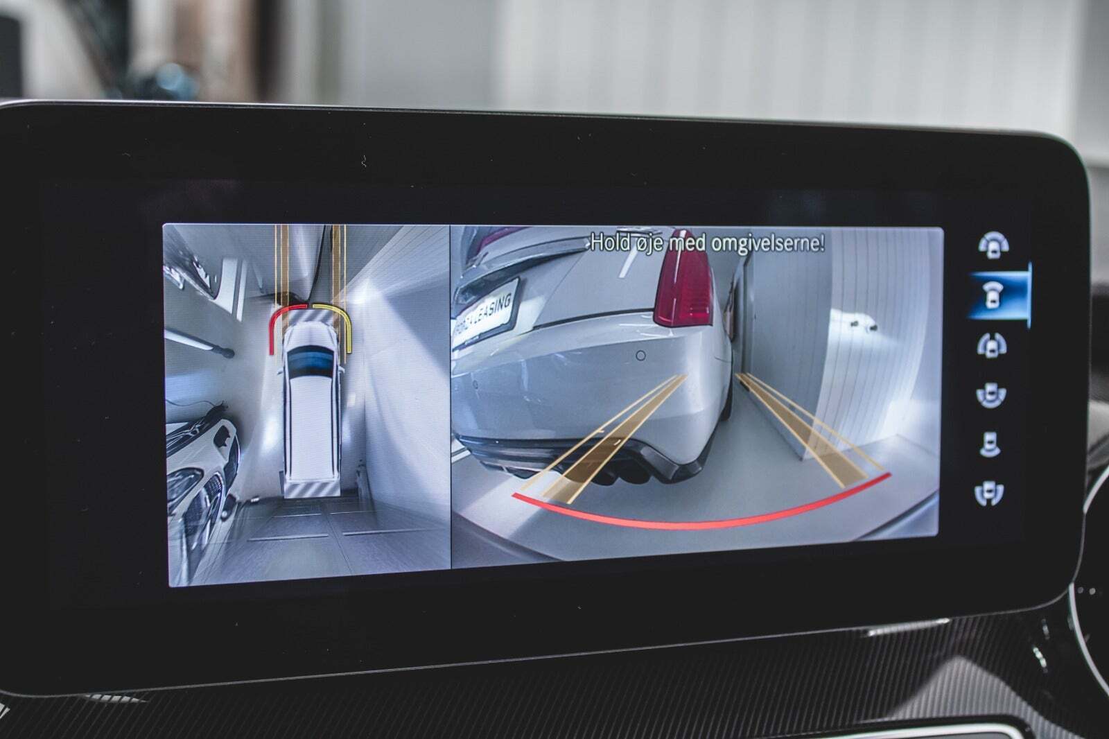 Sølv Mercedes EQV300 fra 2020