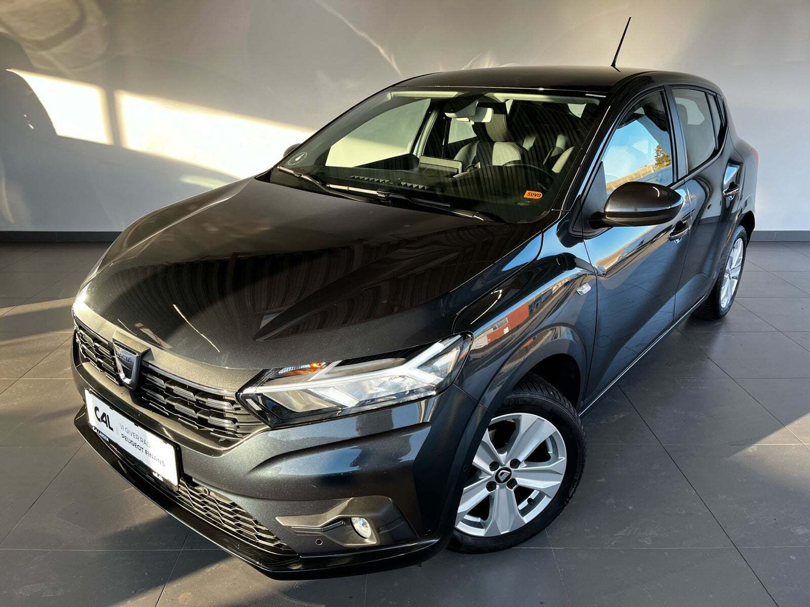 Grå Dacia Sandero fra 2021 set udefra