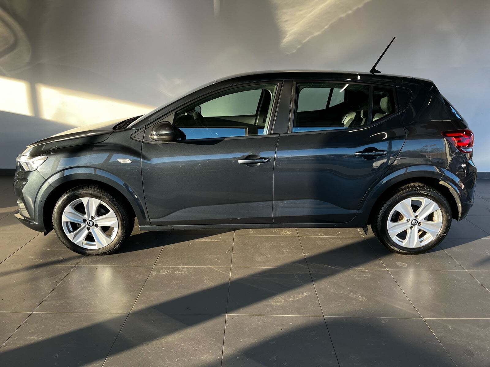 Grå Dacia Sandero fra 2021