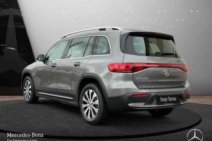 Grå Mercedes EQB 250 fra 2023