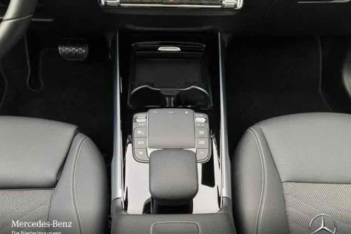 Grå Mercedes EQB 250 fra 2023