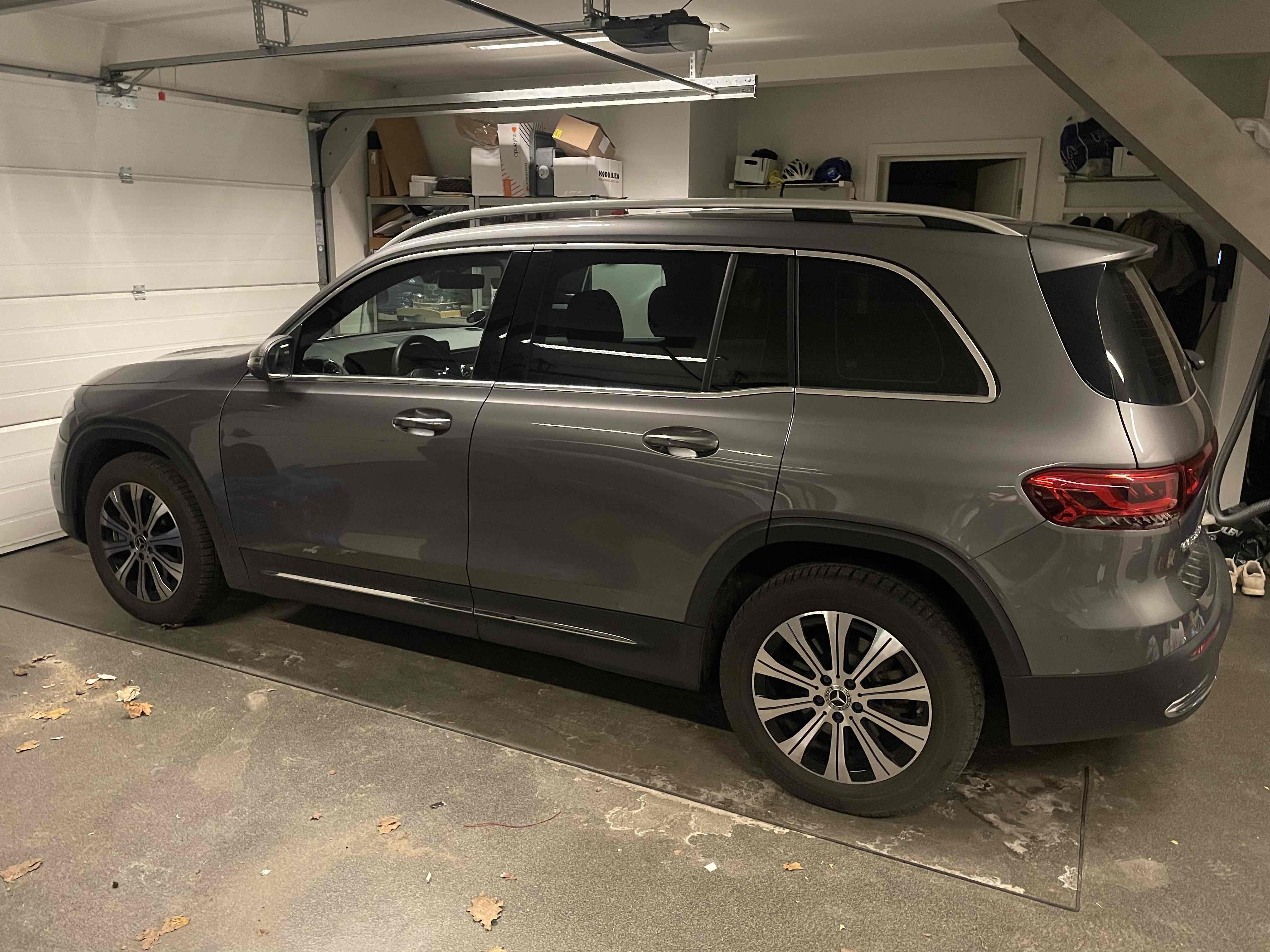 Grå Mercedes EQB 250 fra 2023