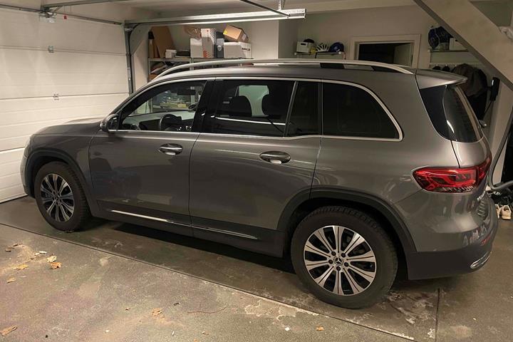 Grå Mercedes EQB 250 fra 2023