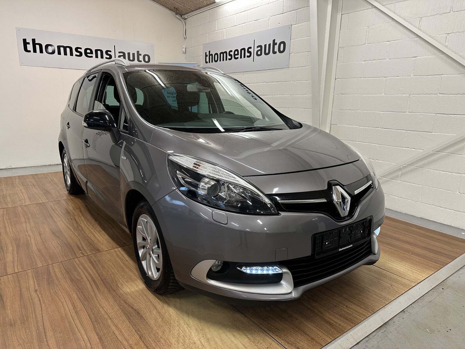 Grå Renault Grand Scenic III fra 2014 set udefra
