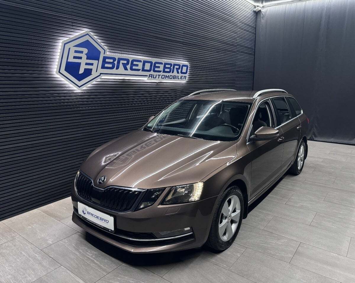 Brun Skoda Octavia fra 2018 set udefra