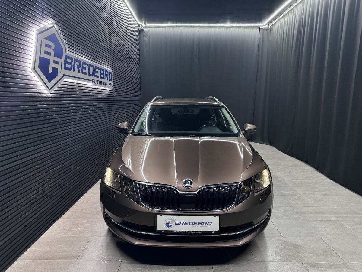 Brun Skoda Octavia fra 2018