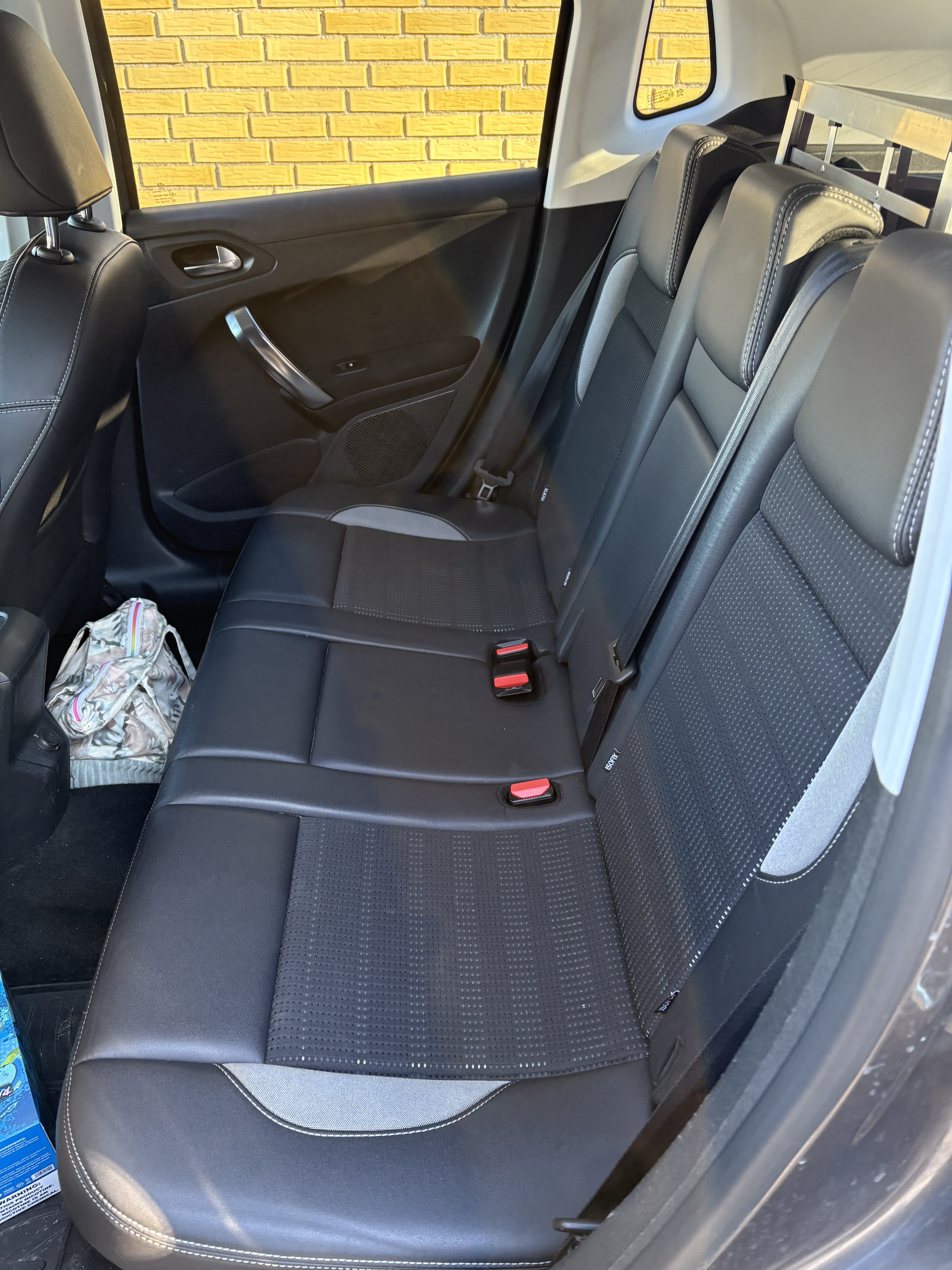 Grå Peugeot 2008 fra 2014