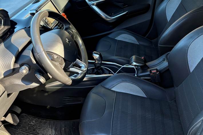 Grå Peugeot 2008 fra 2014