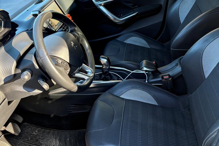 Grå Peugeot 2008 fra 2014