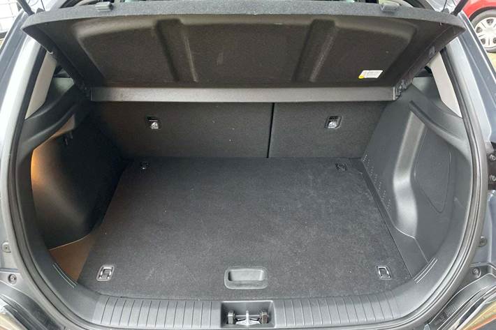 Grå Hyundai Kona fra 2021