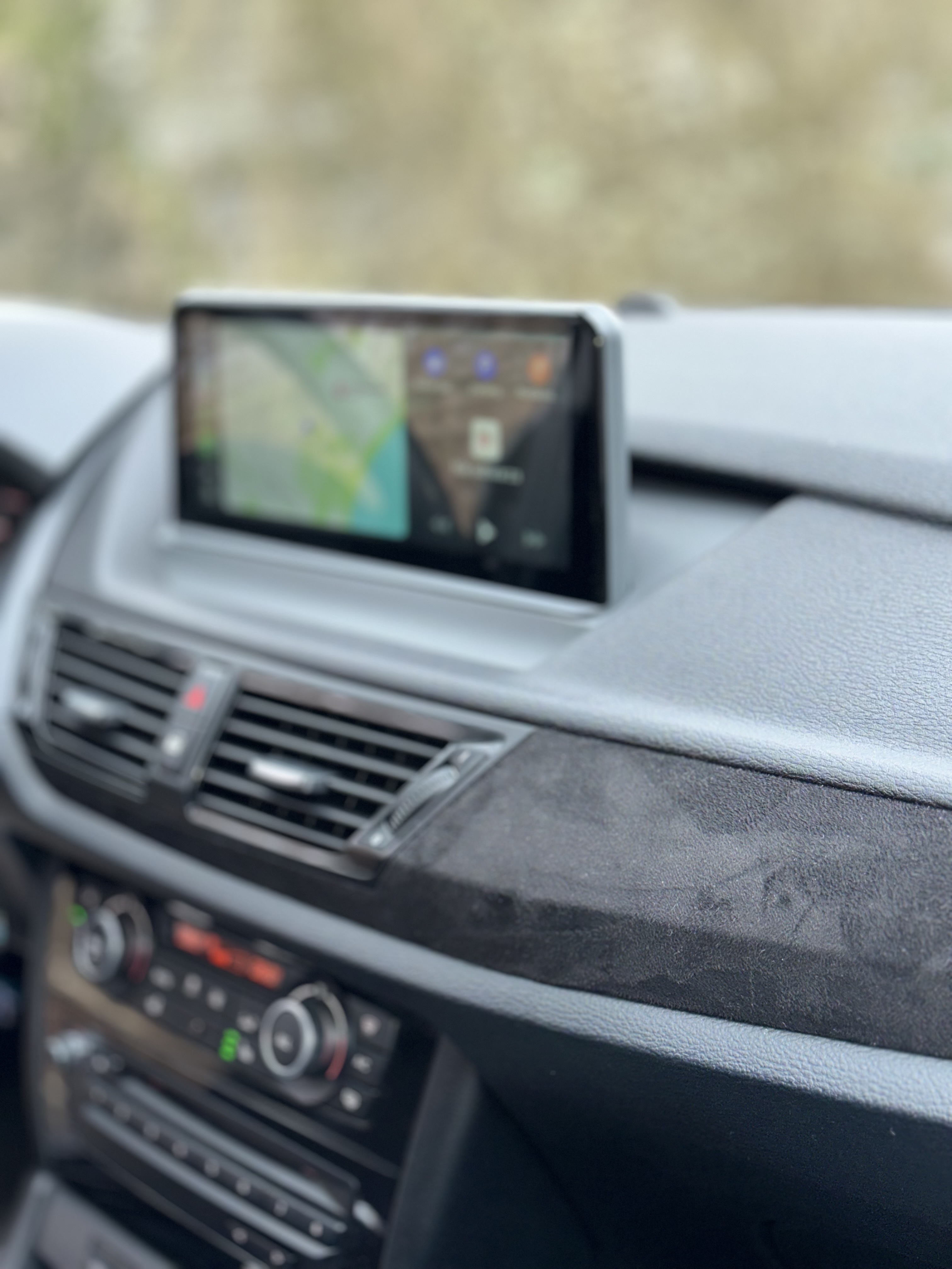 Grå BMW X1 fra 2013