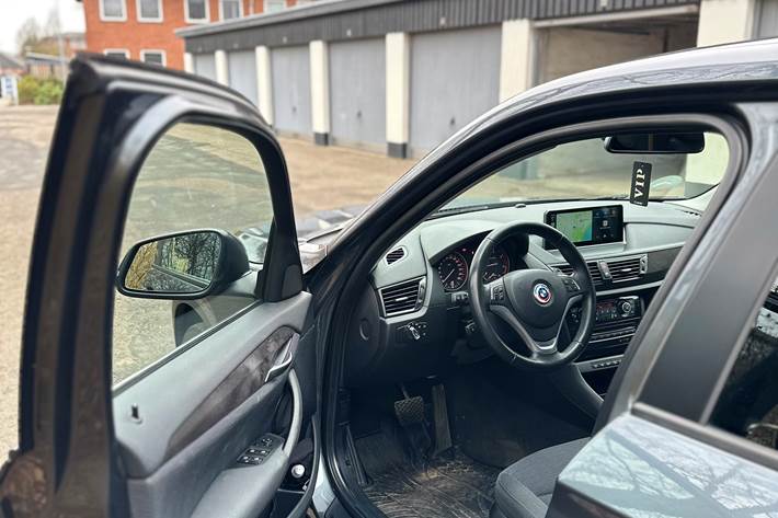 Grå BMW X1 fra 2013