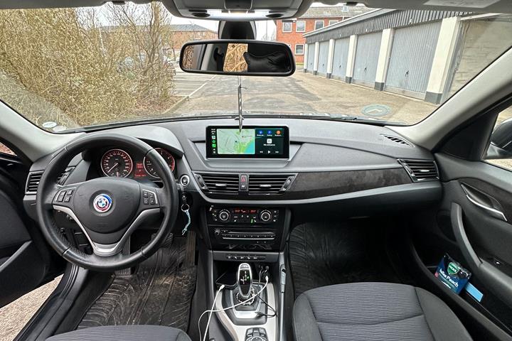 Grå BMW X1 fra 2013