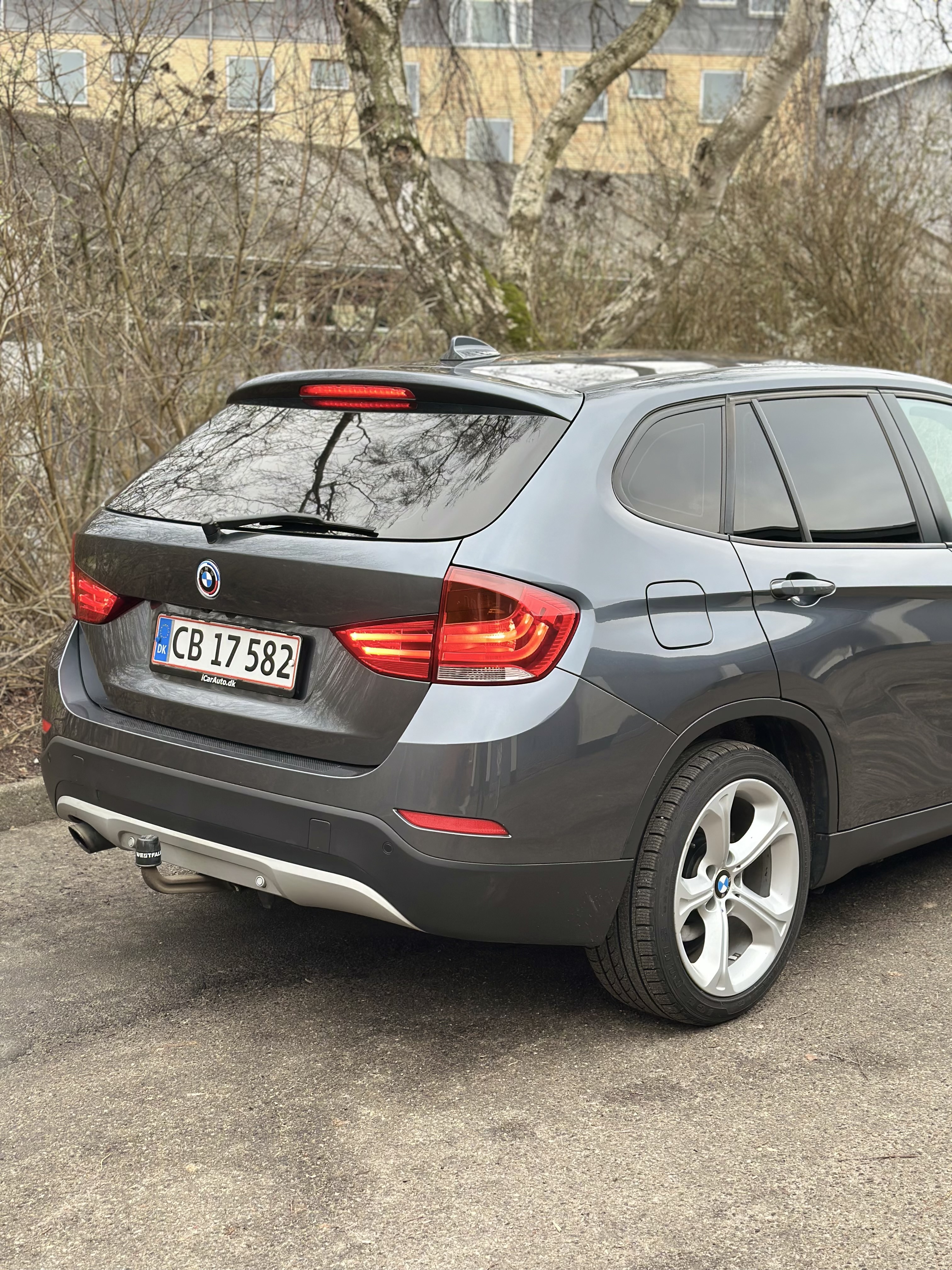 Grå BMW X1 fra 2013