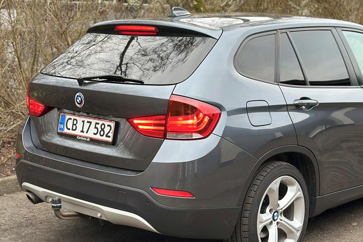 Grå BMW X1 fra 2013