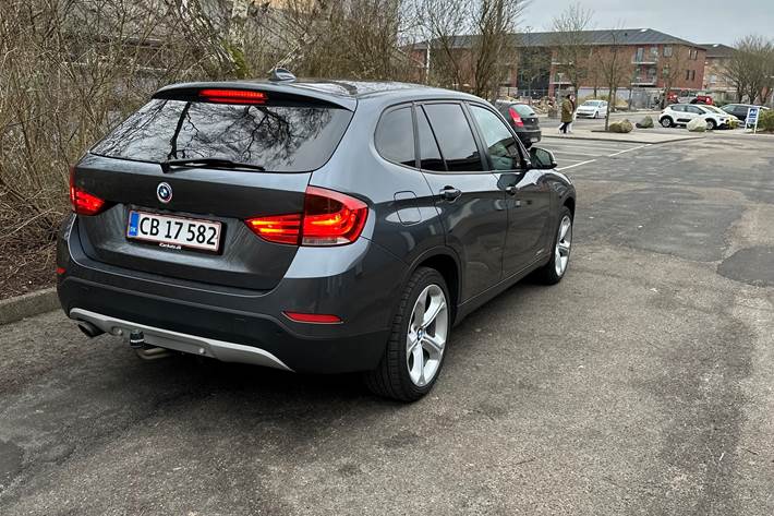 Grå BMW X1 fra 2013