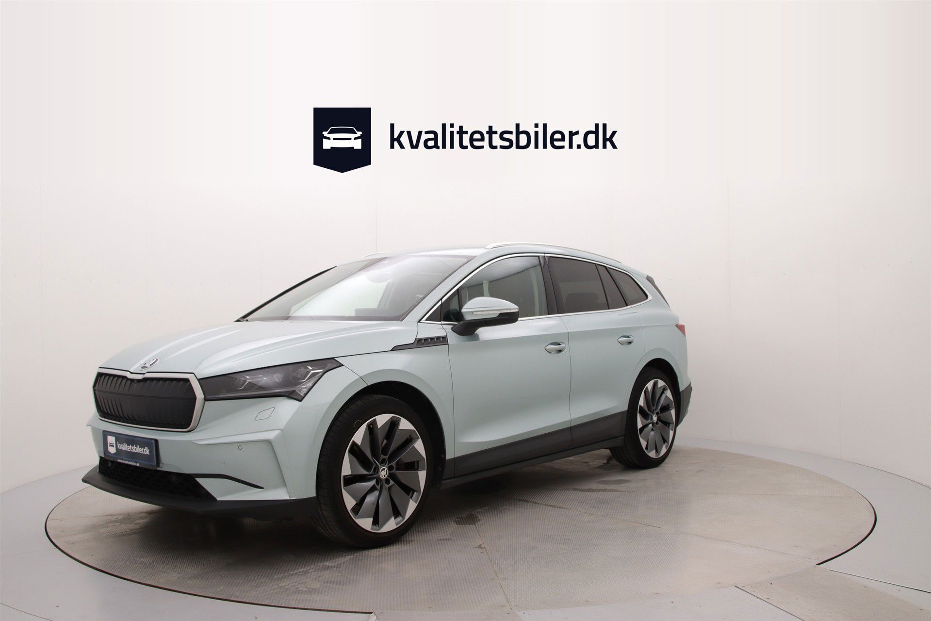 Sølv Skoda Enyaq iV fra 2021 set udefra