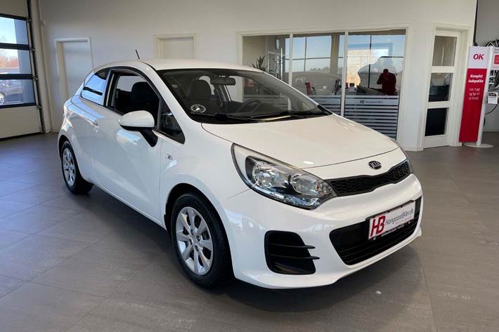 Hvid Kia Rio fra 2015 set udefra