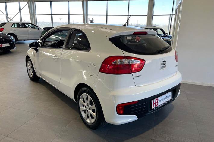 Hvid Kia Rio fra 2015