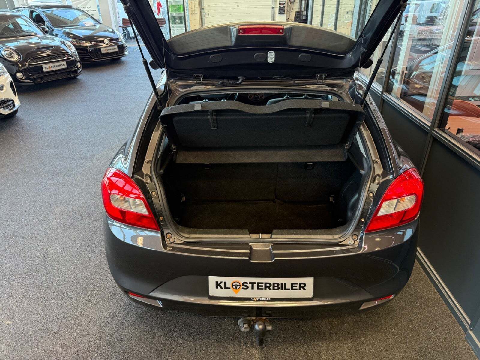 Grå Suzuki Baleno fra 2016